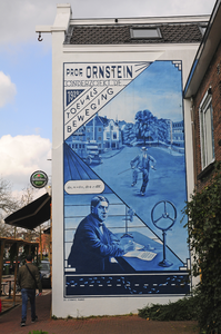 900135 Afbeelding van de muurschildering Prof. Ornstein onderzoekt de toevalsbeweging op de zijgevel van het pand ...